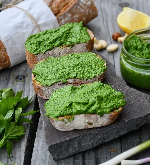 Pesto de leuștean cu spanac