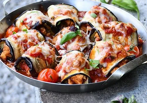 Rulouri de vinete cu piept de pui, în sos marinara