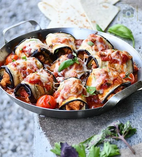 Rulouri de vinete cu piept de pui, în sos marinara