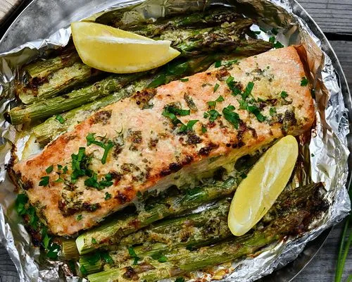 Somon cu sparanghel, în crustă de parmezan