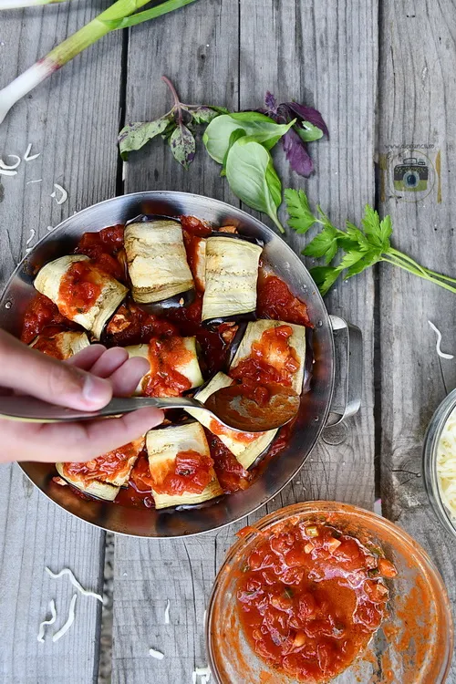 sos marinara pe vinete umplute cu carne de pui
