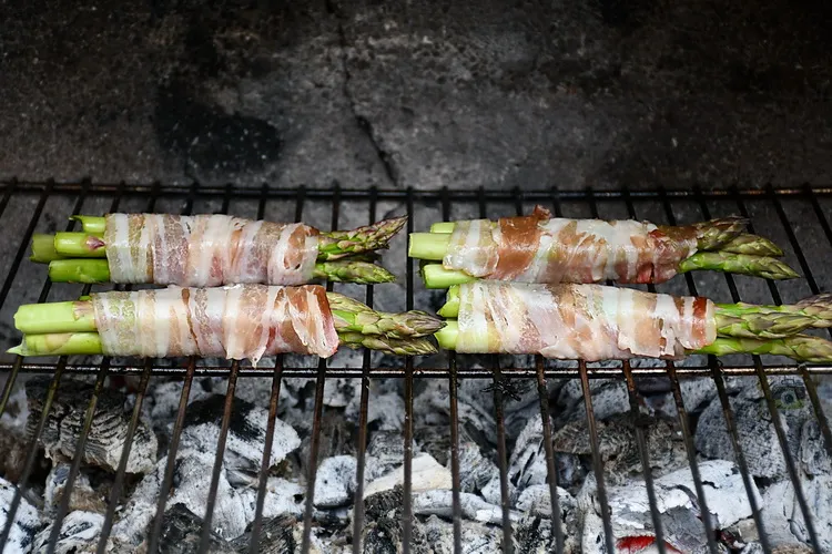 sparanghel cu bacon grill - bucătăria familiei mele