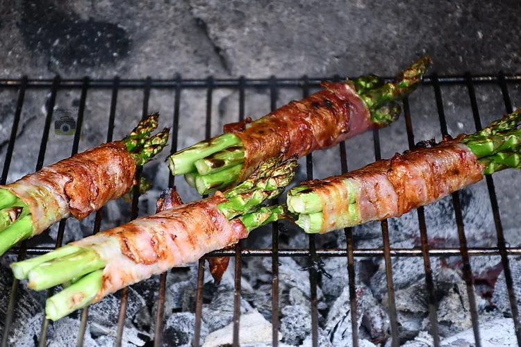 sparanghel cu bacon grill - bucătăria familiei mele