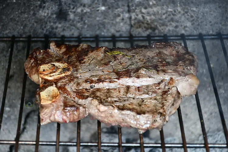 T-bone pe gratar -