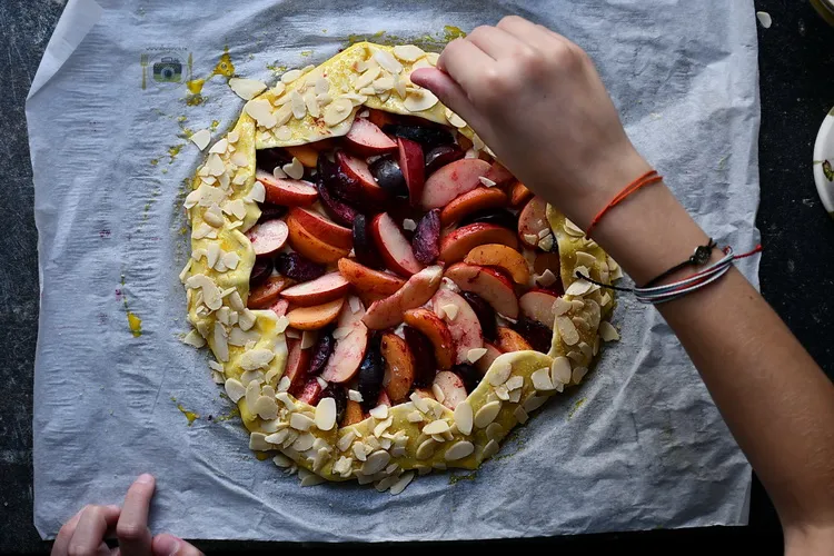aluat galette cu fructe, mascarpone si fulgi de migdale - bucătăria familiei mele