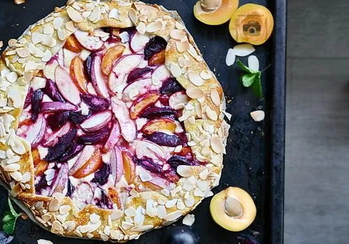 Galette cu fructe (drupe), mascarpone și fulgi de migdale