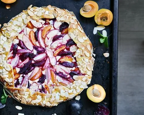 Galette cu fructe (drupe), mascarpone și fulgi de migdale
