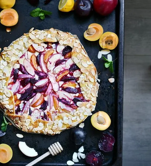 Galette cu fructe (drupe), mascarpone și fulgi de migdale