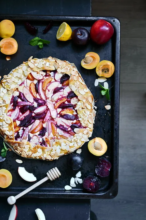 galette cu fructe, mascarpone si fulgi de migdale