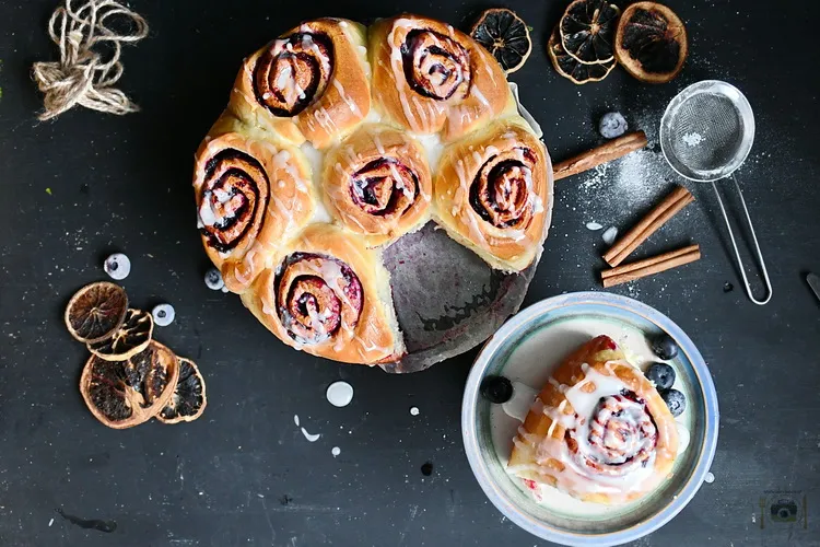 Blueberry Cinnamon Rolls - Bucătăria familiei mele- www.alexjuncu.ro