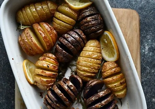 cartofi hasselback cu sos de lămâie