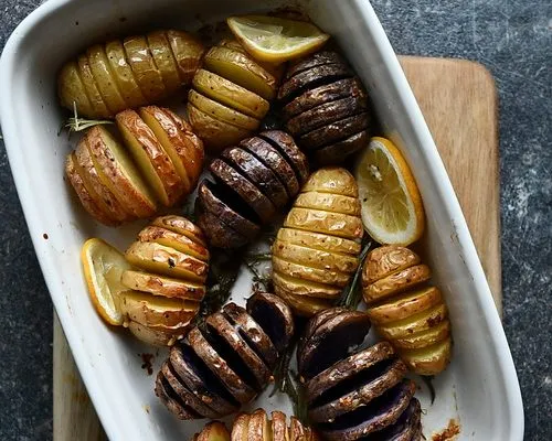 cartofi hasselback cu sos de lămâie