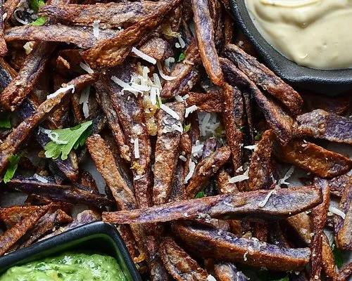 Cartofi mov prăjiți, cu chimichurri și aioli