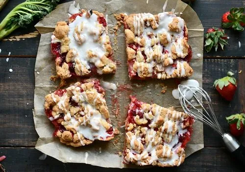 Shortbread/ Biscuit cu căpșuni și rubarbă