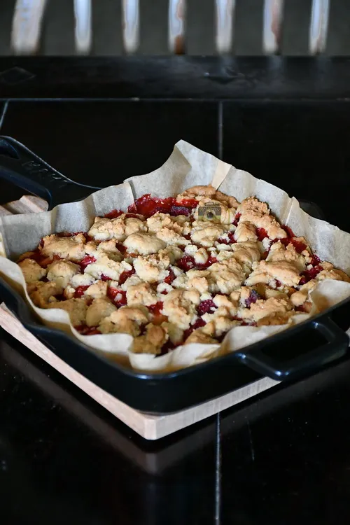 Shortbread cu căpșuni și rubarbă - Bucătăria familiei mele - www.alexjuncu.ro