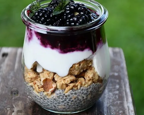 Cheesecake vegan cu fructe de pădure, granola și semințe de Chia