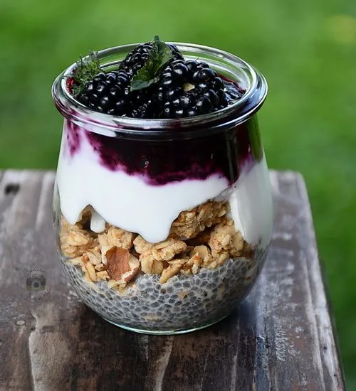 Cheesecake vegan cu fructe de pădure, granola și semințe de Chia