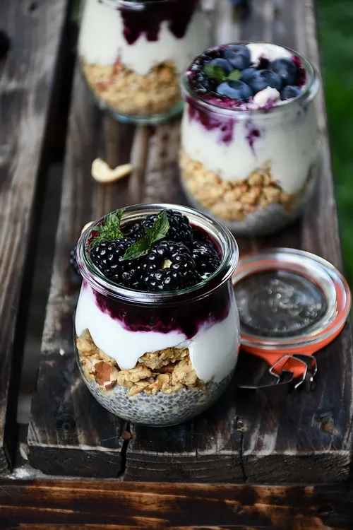 Cheesecake vegan cu fructe de pădure, granola și seminte de Chia- Bucătăria familiei mele - alex juncu