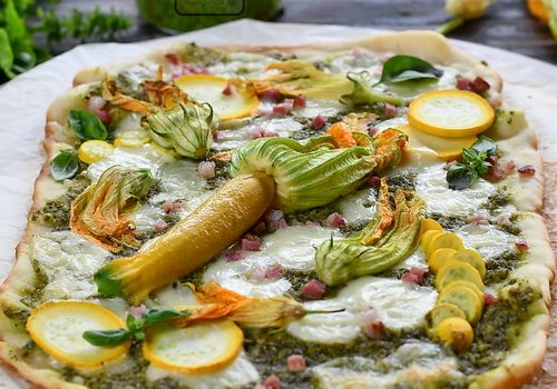 Pizza cu pesto si flori de dovlecel