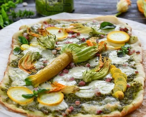 Pizza cu pesto si flori de dovlecel