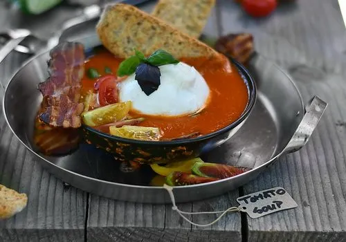 Supă cremă de roșii cu burrata