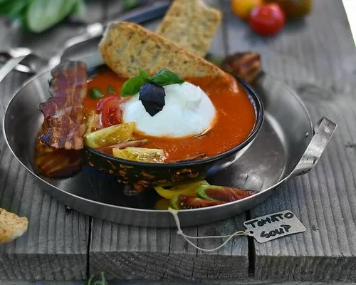 Supă cremă de roșii cu burrata