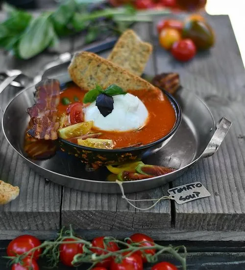 Supă cremă de roșii cu burrata