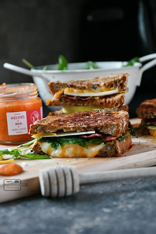 Panini cu miere, cheddar, mere si bacon - Bucătăria familiei mele- www.alexjuncu.ro