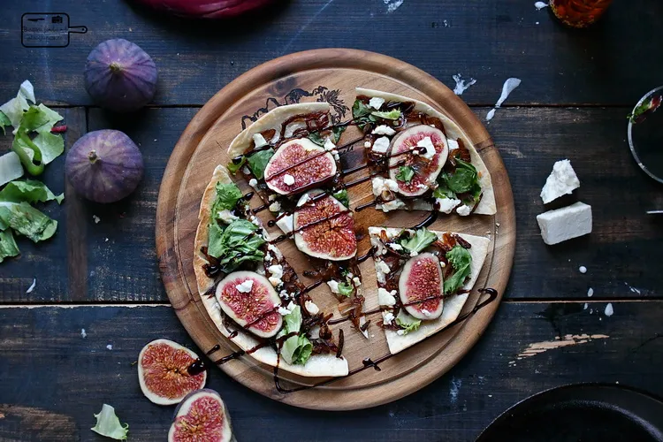 Flatbread cu ceapa caramelizata si smochine -Bucătăria familiei mele - www.alexjuncu.ro