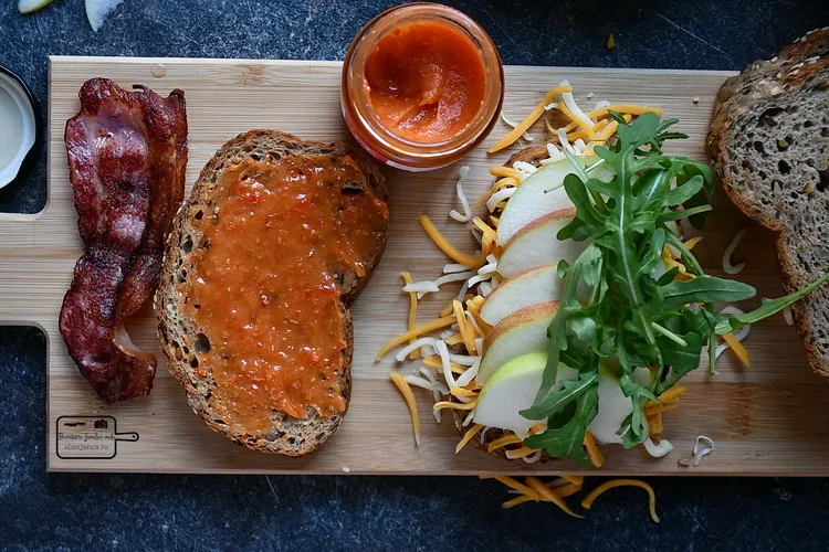 Panini cu mere, branzeturi si bacon - Bucătăria familiei mele- www.alexjuncu.ro