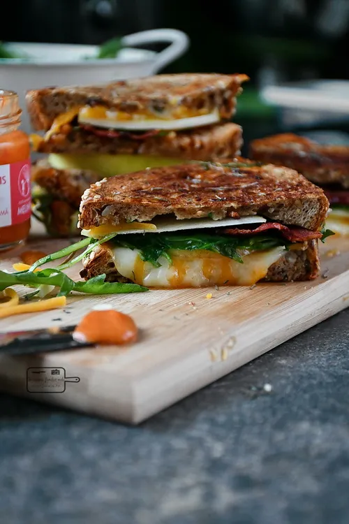 Panini cu miere, cheddar, mere si bacon - Bucătăria familiei mele- www.alexjuncu.ro