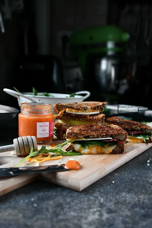 Panini cu miere, mere, cheddar si bacon - Bucătăria familiei mele- www.alexjuncu.ro