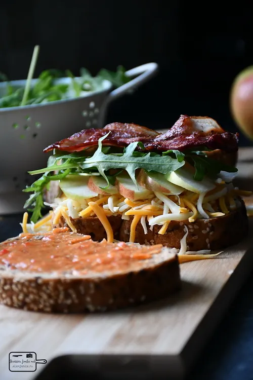 Sandwich cu cheddar, mere si bacon - Bucătăria familiei mele- www.alexjuncu.ro