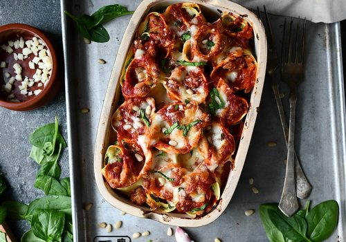 Lasagna rolls cu ricotta si spanac, salsiccia si marinara