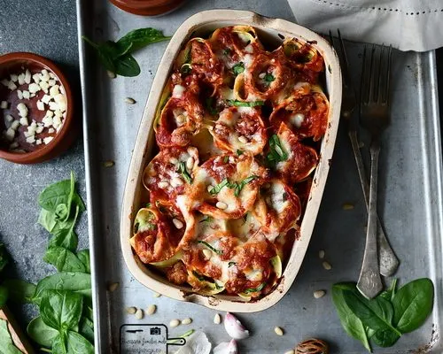 Lasagna rolls cu ricotta si spanac, salsiccia si marinara