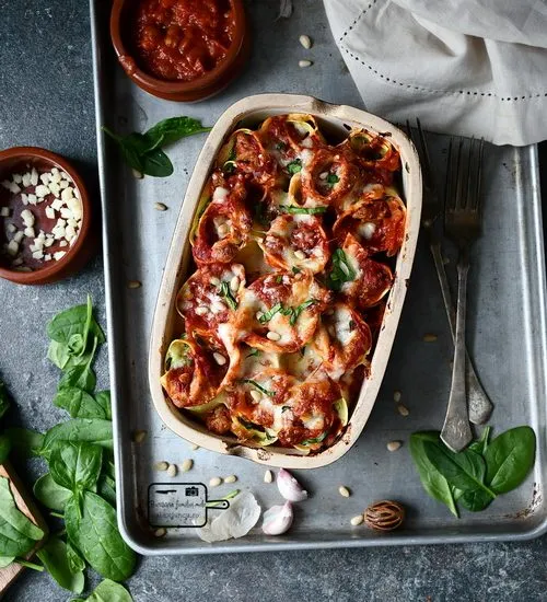 Lasagna rolls cu ricotta si spanac, salsiccia si marinara