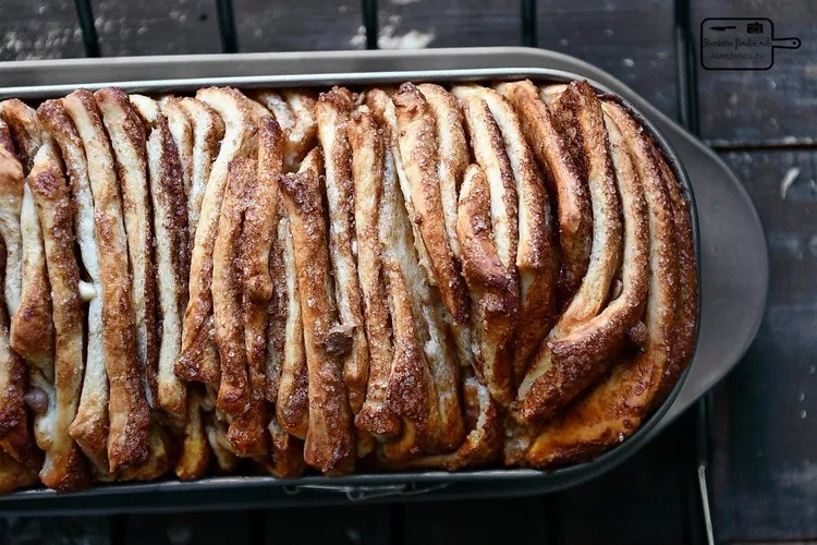 Pull apart cinnamon bread- Bucătăria familiei mele - www.alexjuncu.ro