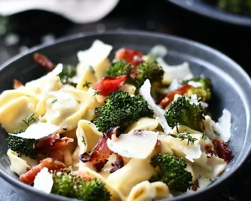 Tortellini cu broccoli, bacon și sos de brânză