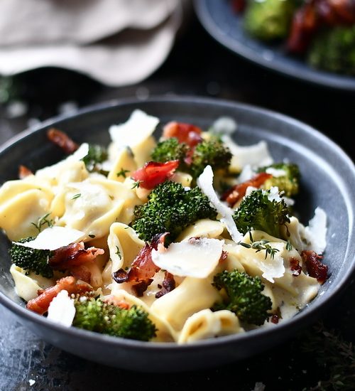Tortellini cu broccoli, bacon și sos de brânză