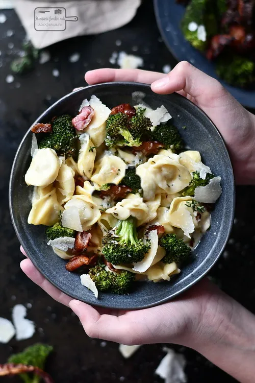 Tortellini cu broccoli, bacon și brânza - Bucătăria familiei mele- www.alexjuncu.ro