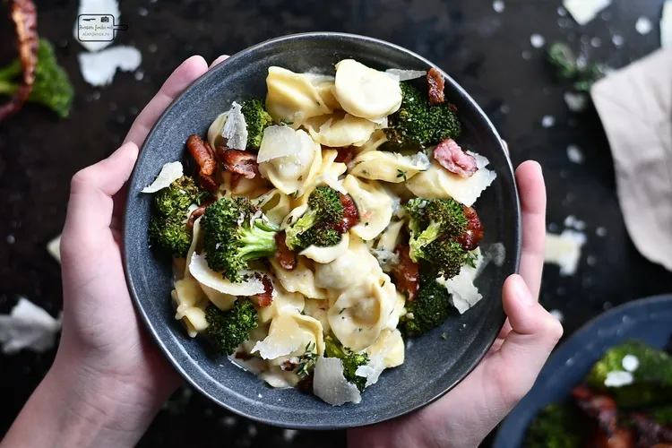Tortellini cu broccoli, bacon și sos de brânză - Bucătăria familiei mele- www.alexjuncu.ro
