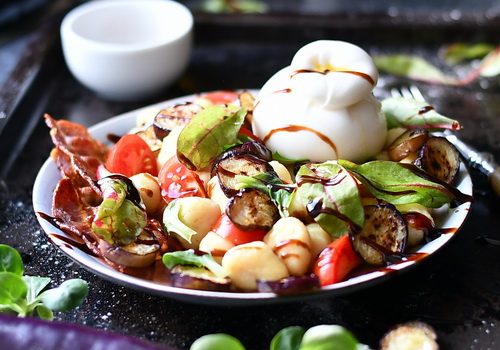 Salată de gnocchi cu vinete și buratta