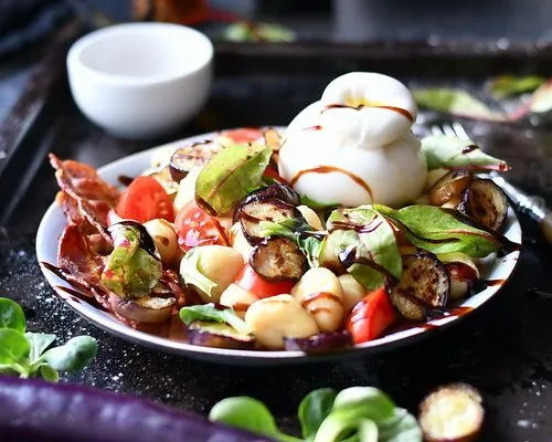 Salată de gnocchi cu vinete și buratta