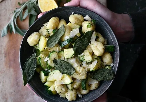 Gnocchi cu zucchini, lămâie și salvie