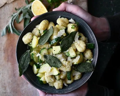 Gnocchi cu zucchini, lămâie și salvie
