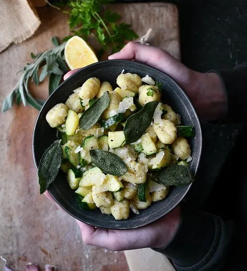 Gnocchi cu zucchini, lămâie și salvie