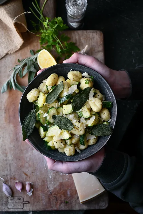 Gnocchi cu zucchini, lămâie și salvie - Bucătăria familiei mele - www.alexjuncu.ro