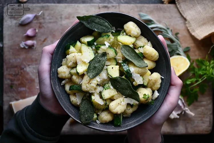 Gnocchi cu zucchini, lămâie și salvie - Bucătăria familiei mele - www.alexjuncu.ro