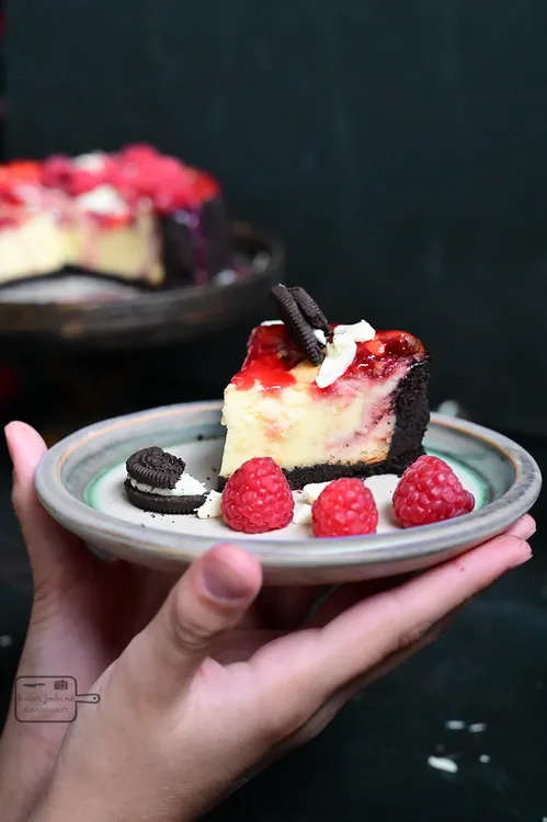 Cheesecake cu oreo, ciocolata și zmeură - Bucătăria familiei mele - www.alexjuncu.ro