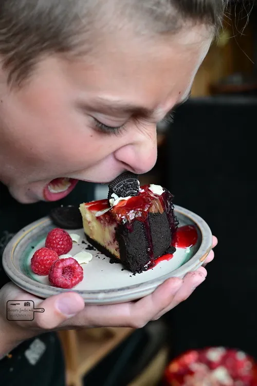 Cheesecake cu ciocolată albă, oreo și zmeură - Bucătăria familiei mele - www.alexjuncu.ro